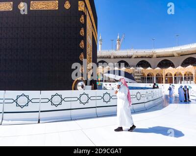 Mecca , Arabia Saudita, 22 Ott 2020 - Santa Kaaba - i pellegrini di ritorno a Masjid al-Haram eseguono umrah come restrizioni del coronavirus maschera Covid 19 Foto Stock