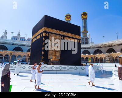 Mecca , Arabia Saudita, 22 Ott 2020 - Santa Kaaba - i pellegrini di ritorno a Masjid al-Haram eseguono umrah come restrizioni del coronavirus maschera Covid 19 Foto Stock