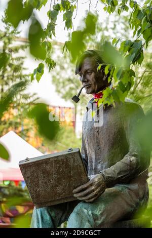 Una statua in bronzo di Tommy Thompson, di fronte al municipio e al teatro di Huntsville. Foto Stock