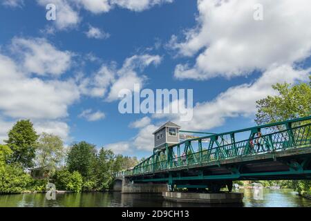 Una vista del Ponte Swing di Huntsville dal Town Dock Park sul fiume Muskoka. Foto Stock