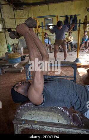 Kolkata, India, gennaio 2008. Persone che si allenano in una palestra in una baraccopoli a kalighat. Foto Stock