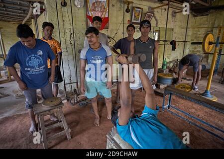 Kolkata, India, gennaio 2008. Persone che si allenano in una palestra in una baraccopoli a kalighat. Foto Stock