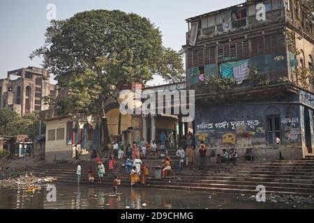 Kolkata, India, gennaio 2008. Persone in un ghat di un canale fortemente inquinato in una baraccopoli di Kalighat. Foto Stock