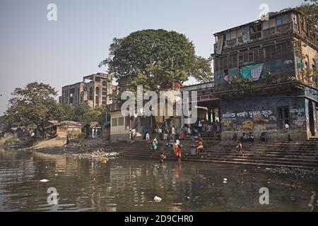 Kolkata, India, gennaio 2008. Persone in un ghat di un canale fortemente inquinato in una baraccopoli di Kalighat. Foto Stock