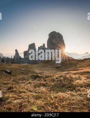 Una foto delle cinque Torri all'alba, famose colonne rocciose di Cortina D'ampezzo, famosa località sciistica delle Dolomiti Foto Stock