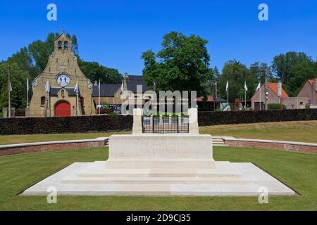 La pietra della memoria al cimitero britannico e del Commonwealth della prima guerra mondiale di Hooge Crater a Zillebeke (Ypres), Belgio Foto Stock