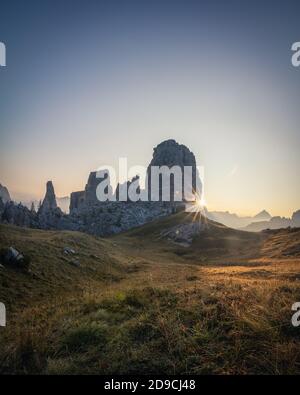 Una foto delle cinque Torri all'alba, famose colonne rocciose di Cortina D'ampezzo, famosa località sciistica delle Dolomiti Foto Stock