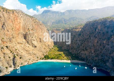 Vista aerea sulla spiaggia limpida e sulle acque turchesi della Valle delle Farfalle. Provincia di Mugla, Turchia Foto Stock