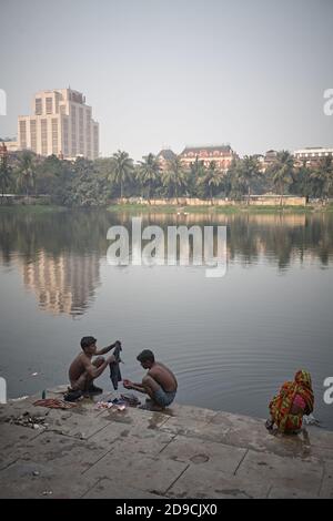 Kolkata, India, gennaio 2008. Persone che lavano i vestiti nello stagno di Lal Dighi. Foto Stock