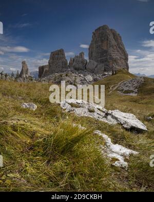 Una foto delle cinque Torri, famose colonne rocciose di Cortina D'ampezzo, famosa località sciistica delle Dolomiti Foto Stock