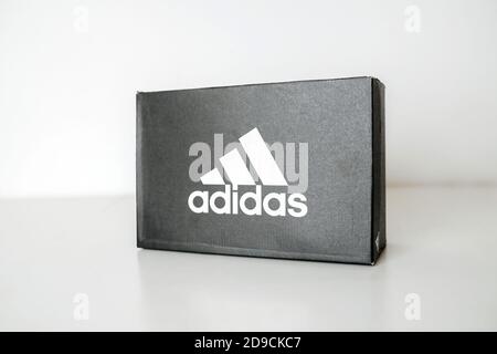 RUSSIA, UFA - 02 NOVEMBRE 2020: Scatola di scarpe adidas nero su tavolo bianco Foto Stock