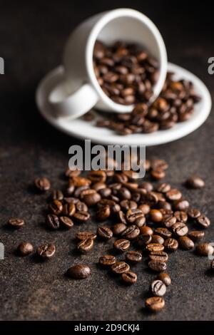 Chicchi di caffè arrostiti su tavola nera. Foto Stock