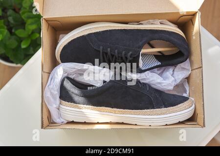 Nuove sneaker da donna in pelle scamosciata naturale nera in scatola a casa Foto Stock