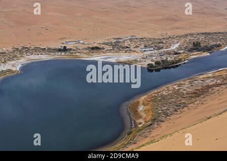 Lago Sumu Jaran tra dune di sabbia-deserto di Badain Jaran. Mongolia interna-Cina-1087 Foto Stock