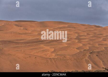 Megadune si affaccia sul lago Sumu Jaran E.Shore-Badain Jaran deserto-interna Mongolia-Cina-1098 Foto Stock