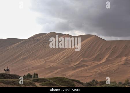 Megadune si affaccia sul lago Sumu Jaran W.Shore-Badain Jaran deserto-interna Mongolia-Cina-1099 Foto Stock