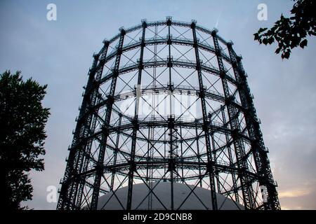 Gasometer in una giornata nuvolosa a Schoneberg Berlino Foto Stock