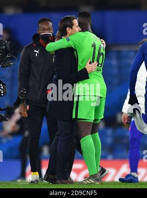Il portiere del Chelsea Edouard Mendy (a destra) saluta il suo ex manager Rennes Julien Stephan dopo la partita UEFA Champions League Group e a Stamford Bridge, Londra. Foto Stock