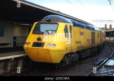 Auto elettrica con treno ad alta velocità (HST), chiamata John Armitt, sul retro del treno di prova Network Rail o Flying Banana nella stazione di Carnforth il 26 ottobre 2020. Foto Stock