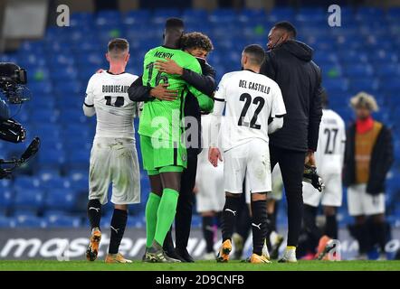 Il portiere di Chelsea Edouard Mendy (16) saluta i suoi ex compagni di squadra di Rennes dopo la partita UEFA Champions League Group e a Stamford Bridge, Londra. Foto Stock