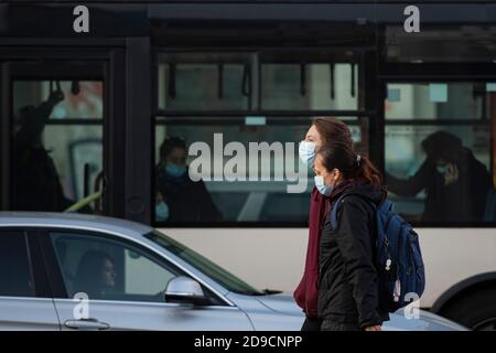 Bucarest, Romania - 04 novembre 2020: Persone per strada, con maschere per la protezione contro l'infezione da COVID-19, a Bucarest, Romania. Foto Stock