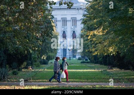 Bucarest, Romania - 04 novembre 2020: Persone per strada, con maschere per la protezione contro l'infezione da COVID-19, a Bucarest, Romania. Foto Stock