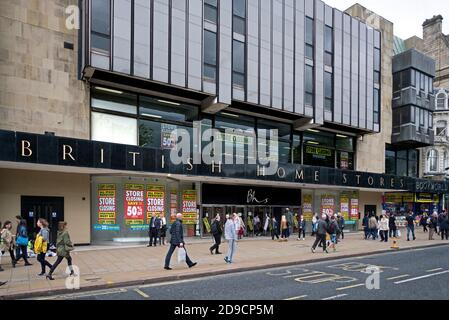 I British Home Stores fanno acquisti su Princes Street, Edimburgo, con i cartelli "chiusura dei punti vendita" nelle finestre. Luglio 2016. Foto Stock