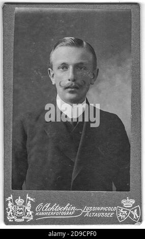 WIEN, AUSTRIA - UNGHERIA - 19 LUGLIO 1908: La scheda del cabinet vintage mostra il ritratto dell'uomo di mezza età con baffi. Moda edoardiana. È stata scattata una foto Foto Stock