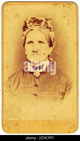 La scheda d'epoca mostra il ritratto della donna anziana. Moda edoardiana. La foto è stata scattata in uno studio fotografico. La foto è stata scattata in austro-ungherese Foto Stock