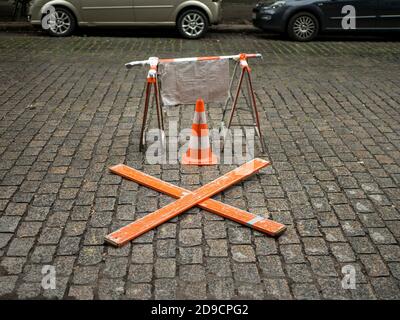 non è possibile parcheggiare su una strada acciottolata Foto Stock