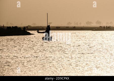 Attività giornaliere sulle rive del fiume, fiume Niger, Segou, Mali Foto Stock