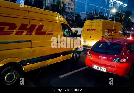 Bucarest, Romania - 19 ottobre 2020 un furgone giallo DHL è visto su una strada a Bucarest. Questa immagine è solo per uso editoriale. Foto Stock