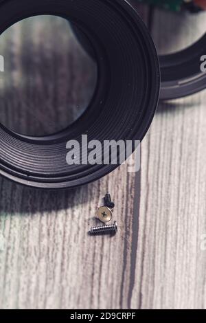 Lente convessa ad alta intensità su un obiettivo di una fotocamera fotografica rotto Foto Stock