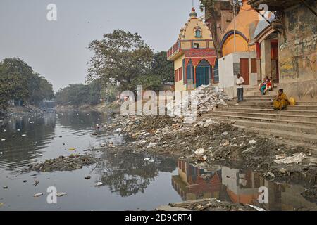 Kolkata, India, gennaio 2008. Persone in un ghat di un canale fortemente inquinato in una baraccopoli di Kalighat. Foto Stock