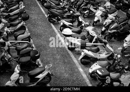 Guardando giù ad un parcheggio coperto a Yokosuka, Giappone. Foto Stock