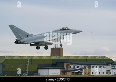 4 ottobre 2020. RAF Lossiemouth, Moray, Scozia, Regno Unito. Si tratta di un getto di tipo Typhoon durante i compiti di routine alla sua base. Foto Stock