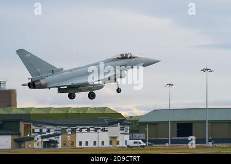 4 ottobre 2020. RAF Lossiemouth, Moray, Scozia, Regno Unito. Si tratta di un getto di tipo Typhoon durante i compiti di routine alla sua base. Foto Stock