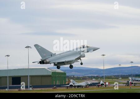 4 ottobre 2020. RAF Lossiemouth, Moray, Scozia, Regno Unito. Si tratta di un getto di tipo Typhoon durante i compiti di routine alla sua base. Foto Stock