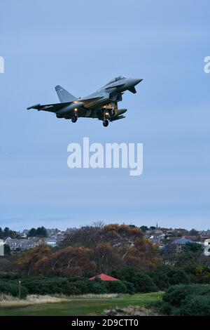 4 ottobre 2020. RAF Lossiemouth, Moray, Scozia, Regno Unito. Si tratta di un getto di tipo Typhoon durante i compiti di routine alla sua base. Foto Stock