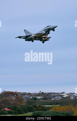 4 ottobre 2020. RAF Lossiemouth, Moray, Scozia, Regno Unito. Si tratta di un getto di tipo Typhoon durante i compiti di routine alla sua base. Foto Stock