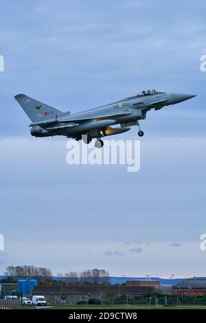 4 ottobre 2020. RAF Lossiemouth, Moray, Scozia, Regno Unito. Si tratta di un getto di tipo Typhoon durante i compiti di routine alla sua base. Foto Stock