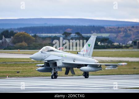 4 ottobre 2020. RAF Lossiemouth, Moray, Scozia, Regno Unito. Si tratta di un getto di tipo Typhoon durante i compiti di routine alla sua base. Foto Stock