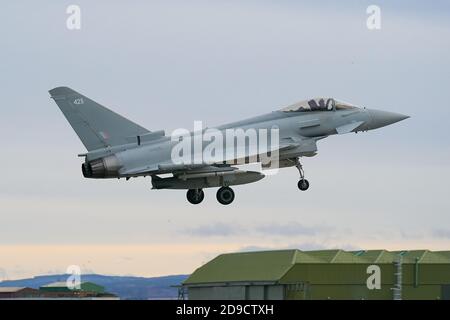 4 ottobre 2020. RAF Lossiemouth, Moray, Scozia, Regno Unito. Si tratta di un getto di tipo Typhoon durante i compiti di routine alla sua base. Foto Stock