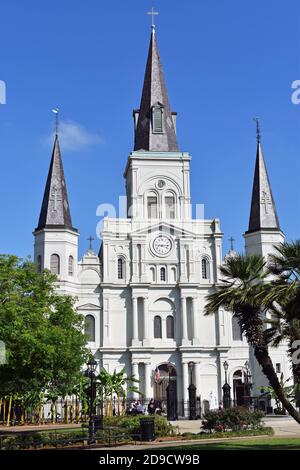 Cattedrale cattolica di St Louis da Jackson Square nel quartiere francese di New Orleans, Louisiana, Stati Uniti d'America. Una giornata di sole con cielo blu. Foto Stock