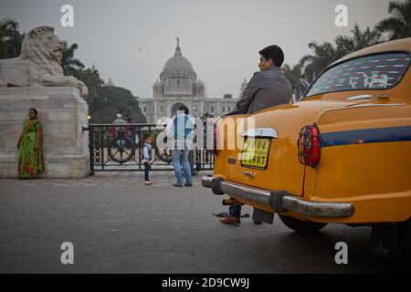 Kolkata, India, gennaio 2016 UN tassista accanto al suo veicolo in attesa di clienti al Victoria Memorial. Foto Stock