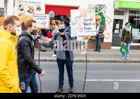 Gottingen, Germania. Autunno 2020. Venerdì per il futuro. Giovane uomo caucasico che tiene in mano i cartelli del picket sulla strada durante la protesta. Lunghezza completa. Foto Stock