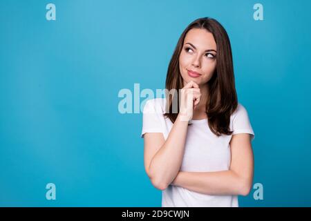 Foto di affascinante signora sicura e attraente braccio di presa sul mento guarda lo spazio vuoto volant pensando occhi sly creativo intelligente la persona indossa casual Foto Stock