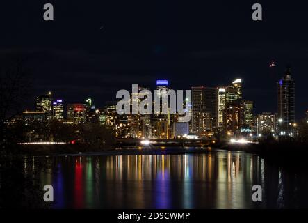 Lo skyline di Calgary Alberta da ovest di notte si riflette Il fiume Bow Foto Stock