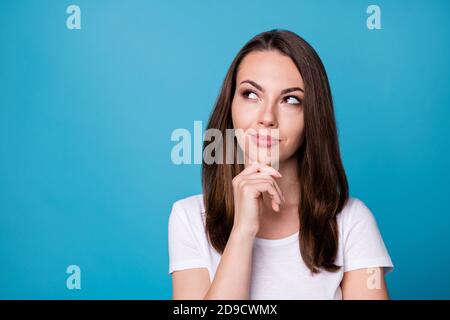 Foto closeup di attraente signora braccio di tenuta sul mento guarda lo spazio vuoto volant pensando occhi sly creativo intelligente la persona indossa il bianco casual Foto Stock