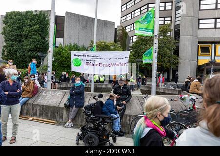 Gottingen, Germania. Autunno 2020. Venerdì per il futuro. Persone che si siedono vicino a bandiere per protestare contro il cambiamento climatico. Scatto lungo. Foto Stock